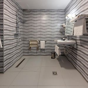 Zimmer mit Kingsize-Bett für Gäste mit Behinderungen